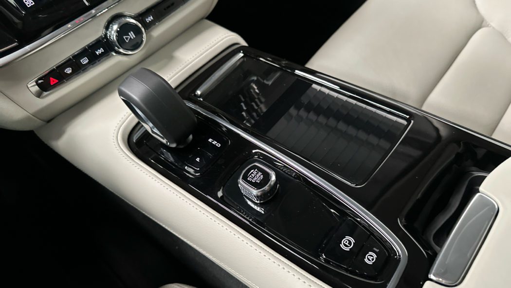 VOLVO S90 Recharge Core, T8 plug-in-hybrid eAWD, Eléctrico/Gasolina, Bright - Imagen 17