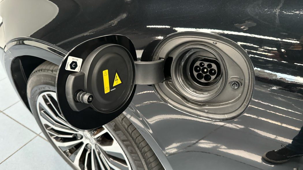 VOLVO S90 Recharge Core, T8 plug-in-hybrid eAWD, Eléctrico/Gasolina, Bright - Imagen 21
