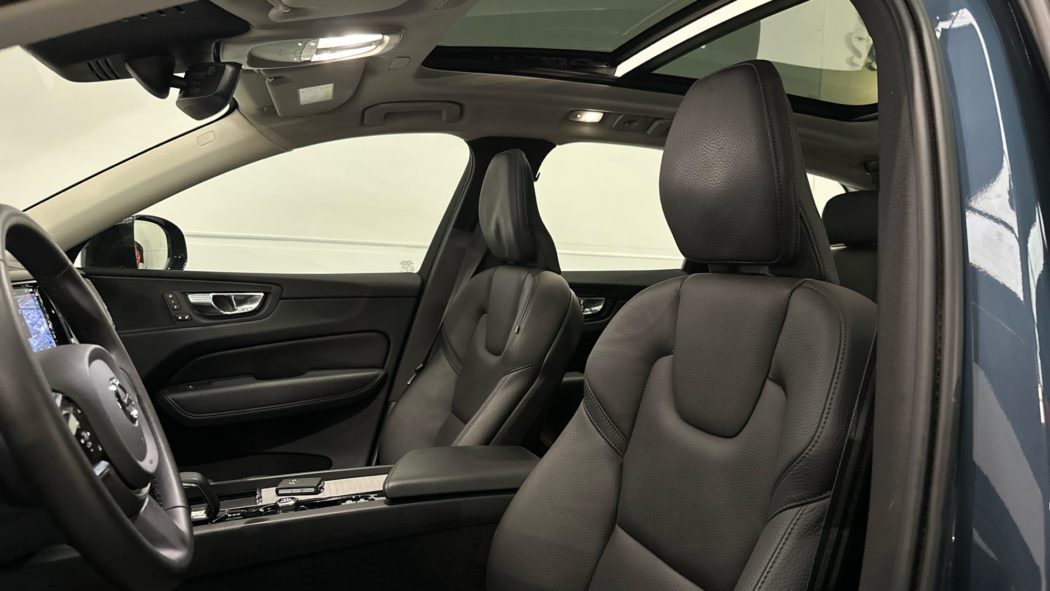VOLVO XC60 Recharge Dark Plus T6 Plug-in Hybrid EAWD Automatic - Imagen 10