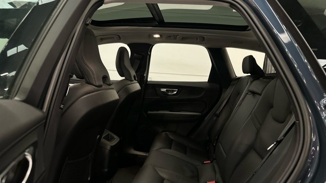 VOLVO XC60 Recharge Dark Plus T6 Plug-in Hybrid EAWD Automatic - Imagen 11