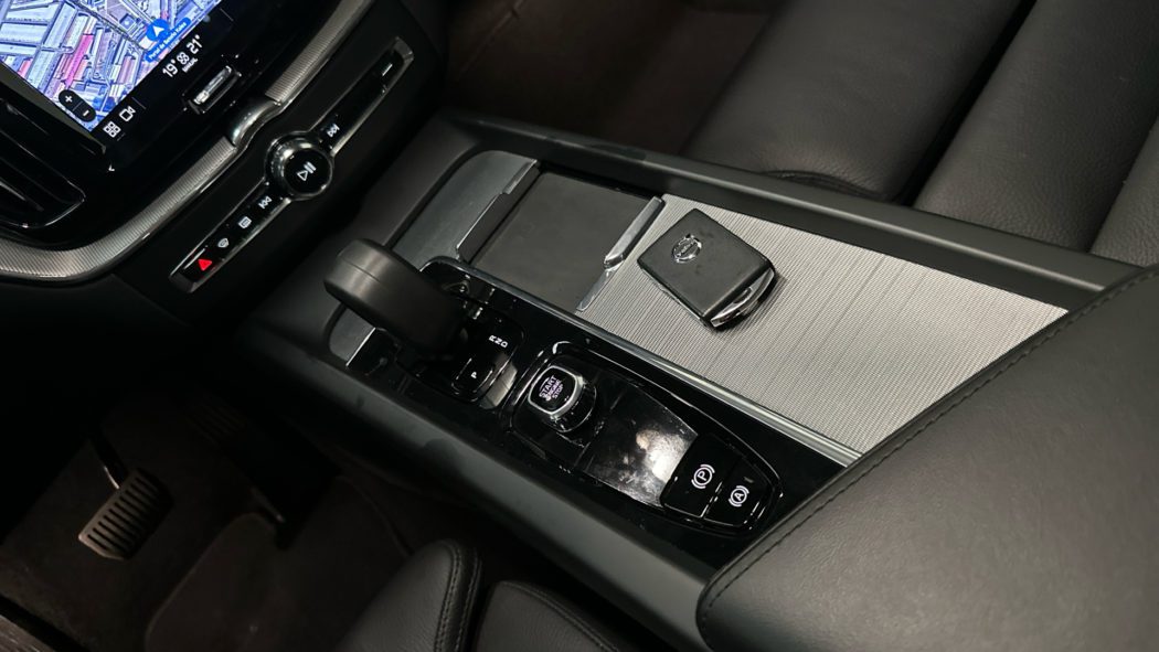 VOLVO XC60 Recharge Dark Plus T6 Plug-in Hybrid EAWD Automatic - Imagen 17