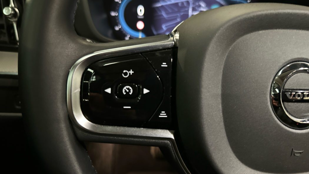 VOLVO XC60 Recharge Dark Plus T6 Plug-in Hybrid EAWD Automatic - Imagen 18