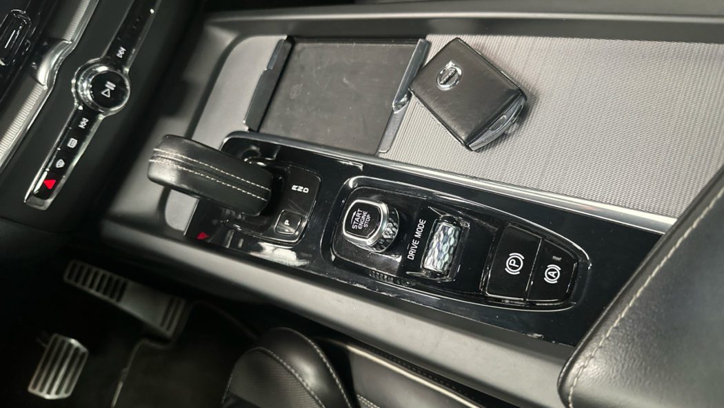 VOLVO XC60 T6 Twin Recharge R-Desing - Imagen 17