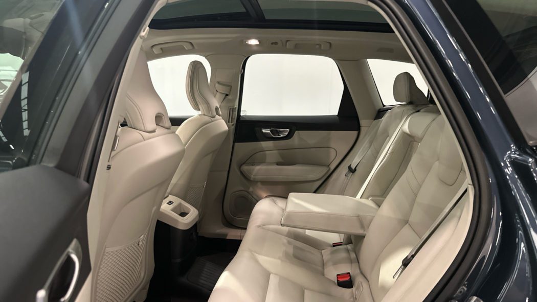 VOLVO XC60 Recharge Dark Ultimate T6 Plug-in Hybrid EAWD Automatic - Imagen 11