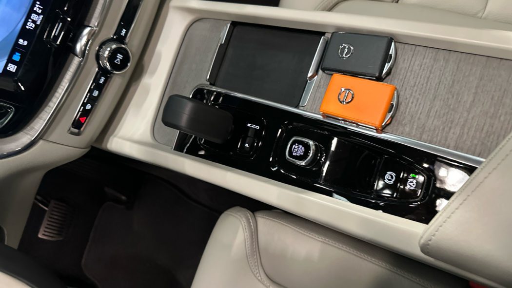 VOLVO XC60 Recharge Dark Ultimate T6 Plug-in Hybrid EAWD Automatic - Imagen 17