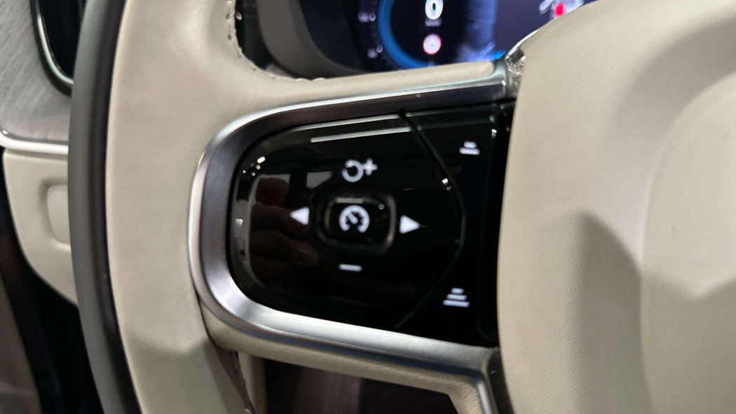 VOLVO XC60 Recharge Dark Ultimate T6 Plug-in Hybrid EAWD Automatic - Imagen 18