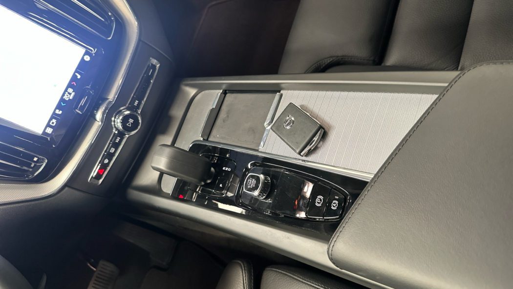 VOLVO XC60 Recharge Dark Ultimate T6 Plug-in Hybrid eAWD Automatic - Imagen 17