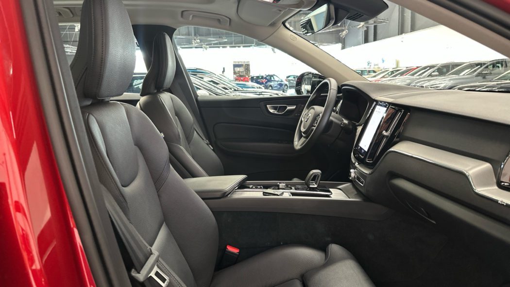 VOLVO XC60 Recharge Plus, T6 AWD Híbrido enchufable, Eléctrico/Gasolina, Dark - Imagen 9