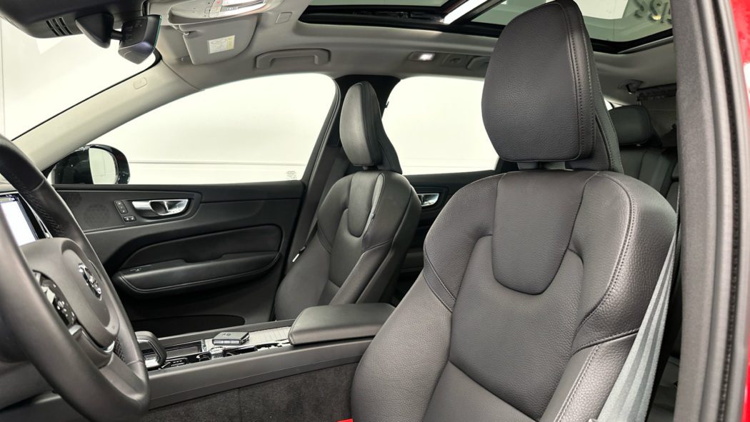 VOLVO XC60 Recharge Plus, T6 AWD Híbrido enchufable, Eléctrico/Gasolina, Dark - Imagen 10