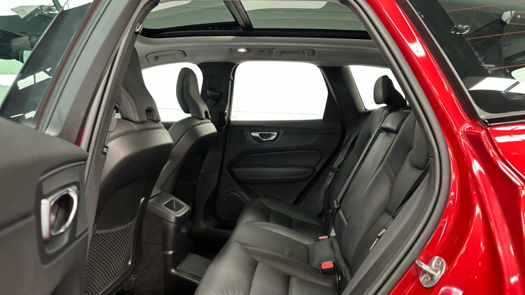 VOLVO XC60 Recharge Plus, T6 AWD Híbrido enchufable, Eléctrico/Gasolina, Dark - Imagen 11