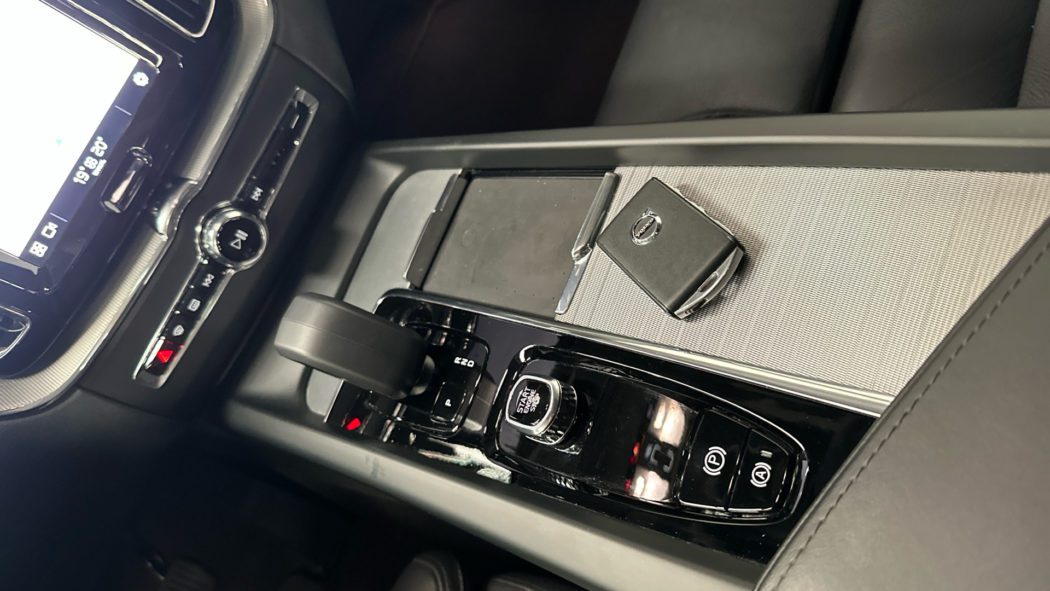 VOLVO XC60 Recharge Plus, T6 AWD Híbrido enchufable, Eléctrico/Gasolina, Dark - Imagen 17