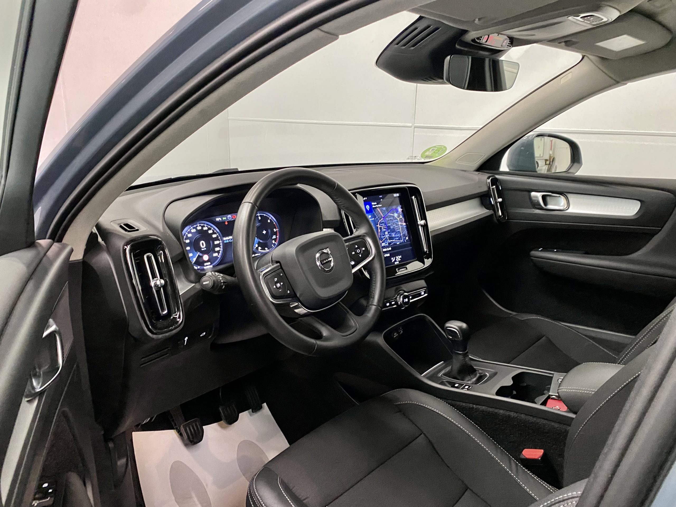 VOLVO XC40 D3 MOMENTUM - Imagen 4